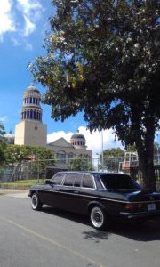 Parroquia-de-la-Santisima-Trinidad-en-Barrio-Mexico.-COSTA-RICA-MERCEDES-LIMOUSINE-SERVICE-FOR-WEDDINGS-1-300x180b7b4cbb3a0723331.jpg