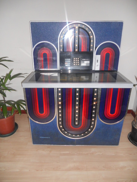 GAMIFICATION-1977-SEEBURG-JUKE-BOX-MODEL-STD4-MARDI-GRAS09255a7cb305b25b.jpg