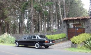 MOUNTAIN-MANSION-ENTRANCE.-COSTA-RICA-MERCEDES-300D-RIDES5b124a43f2deda75.jpg