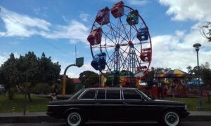 FERRIS-WHEEL-COSTA-RICA.-MERCEDES-W123-300D-FUN-PARK-TOURS3ed7e3db1e2fe487.jpg