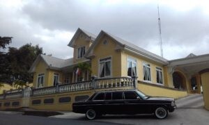 YELLOW-MANSION-Restaurante-Casa-Grande-Heredia-AND-A-LIMOUSINE.-COSTA-RICA-MERCEDES-TOURS.-300x1805850b05f23516c69.jpg