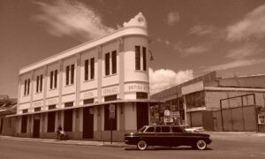 la-Botica-Solera.-BARRIO-MEXICO-COSTA-RICA-MERCEDES-300D-LIMOUSINE-TOURSf29d53602e8cd87a.jpg