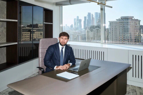 RUSLAN-ALISULTANOV-V-OFISE1ad75e9b5eeaaeae.jpg